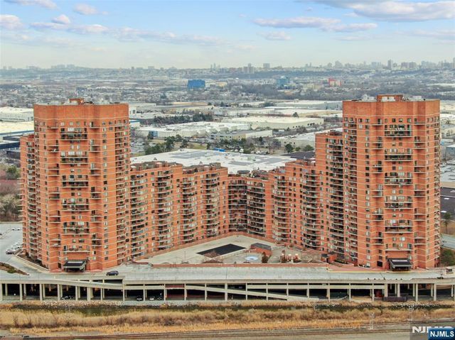 806 Harmon Cove Tower 806, Secaucus, NJ 07094