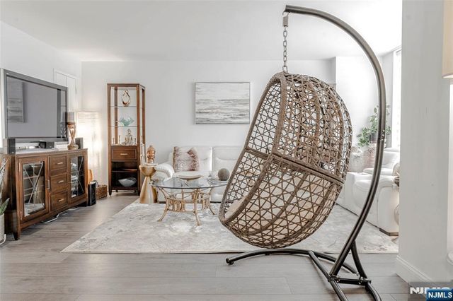 806 Harmon Cove Tower 806, Secaucus, NJ 07094