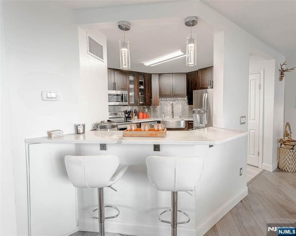 806 Harmon Cove Tower 806, Secaucus, NJ 07094