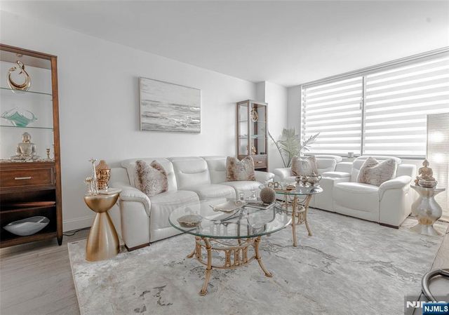 806 Harmon Cove Tower 806, Secaucus, NJ 07094