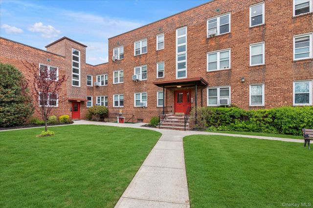 275 Maple Avenue D6, Rockville Centre, NY 11570