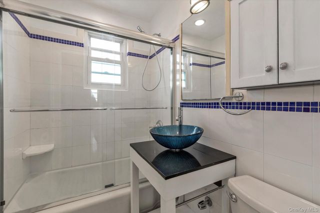 275 Maple Avenue D6, Rockville Centre, NY 11570