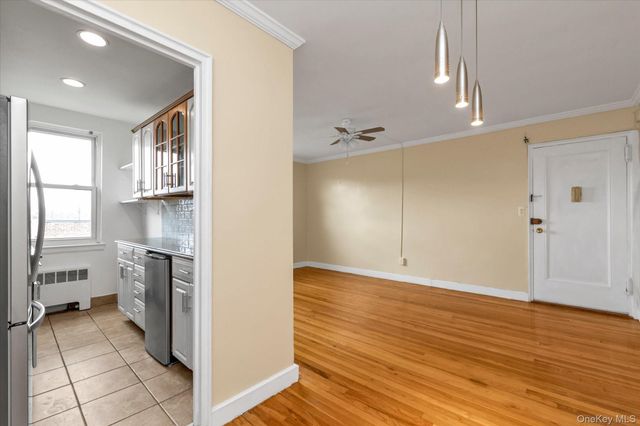 275 Maple Avenue D6, Rockville Centre, NY 11570