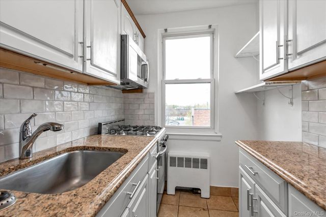 275 Maple Avenue D6, Rockville Centre, NY 11570