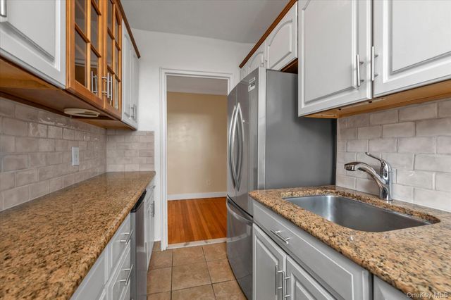 275 Maple Avenue D6, Rockville Centre, NY 11570