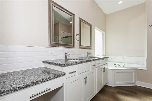 1530 E Appleton St, Valley Center, KS 67147