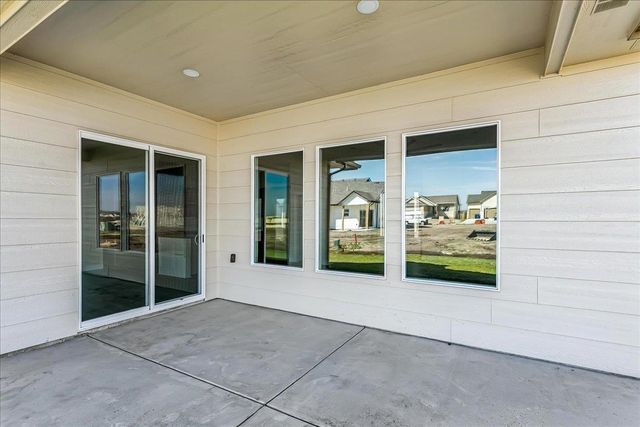 1530 E Appleton St, Valley Center, KS 67147