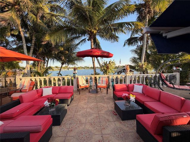 15022 SW 67th Ln, Miami, FL 33193