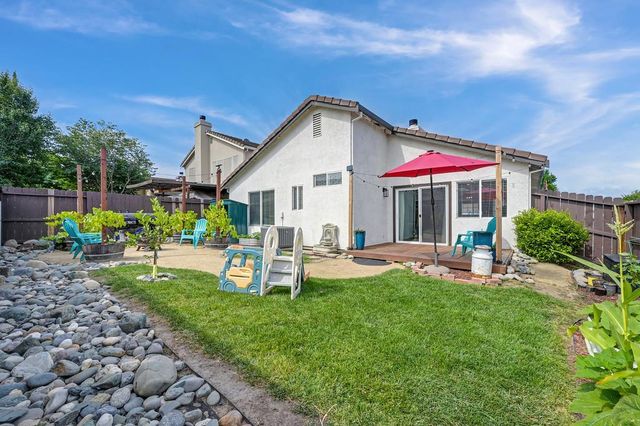 201 Stavros Ct, Roseville, CA 95678