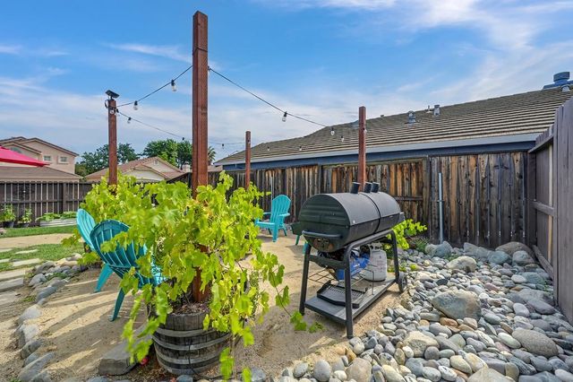 201 Stavros Ct, Roseville, CA 95678