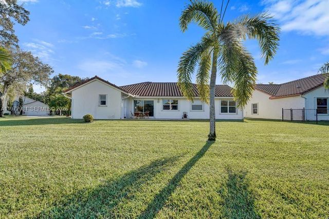 3151 Overlook Rd, Davie, FL 33328