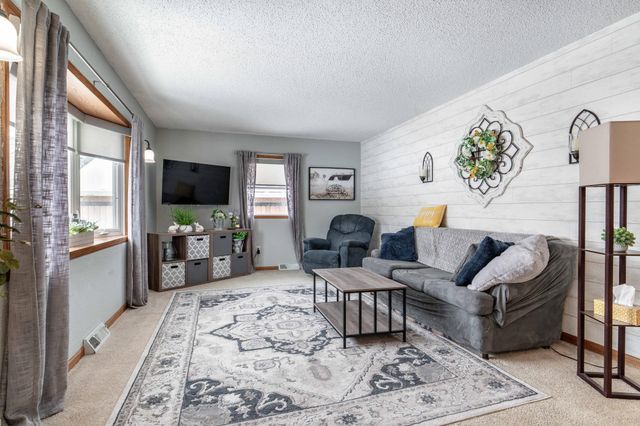 311 4th Avenue E, Abercrombie, ND 58001