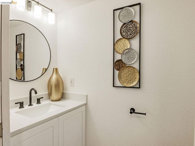 16 Town Sq PL, Oakland, CA 94603