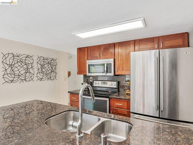16 Town Sq PL, Oakland, CA 94603