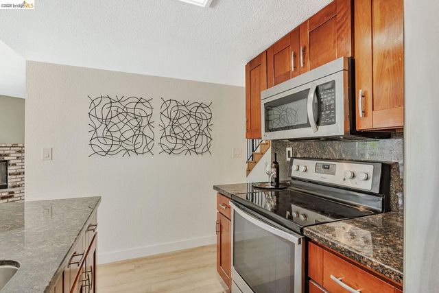 16 Town Sq PL, Oakland, CA 94603