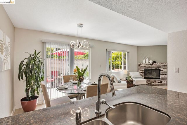 16 Town Sq PL, Oakland, CA 94603