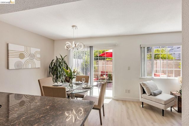 16 Town Sq PL, Oakland, CA 94603