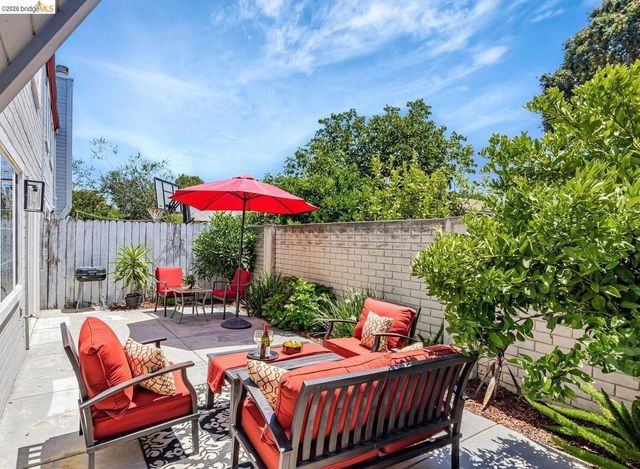 16 Town Sq PL, Oakland, CA 94603