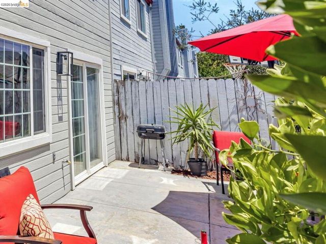 16 Town Sq PL, Oakland, CA 94603