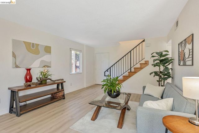 16 Town Sq PL, Oakland, CA 94603