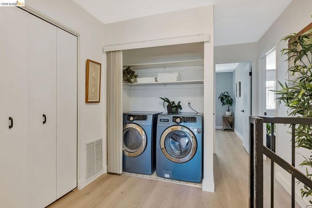 16 Town Sq PL, Oakland, CA 94603