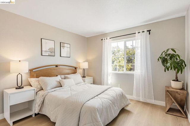 16 Town Sq PL, Oakland, CA 94603