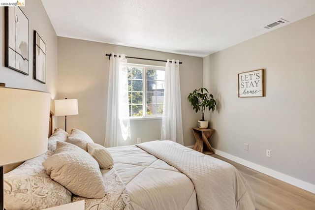 16 Town Sq PL, Oakland, CA 94603