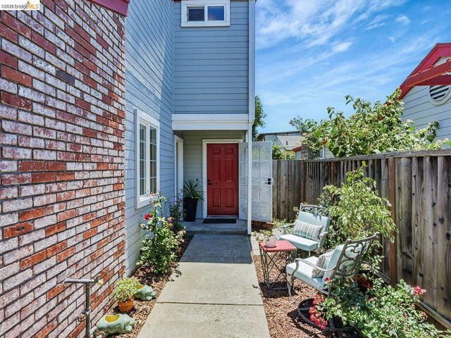16 Town Sq PL, Oakland, CA 94603