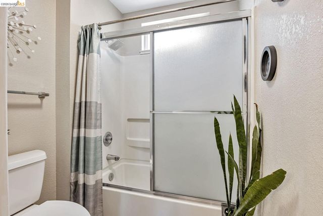 16 Town Sq PL, Oakland, CA 94603