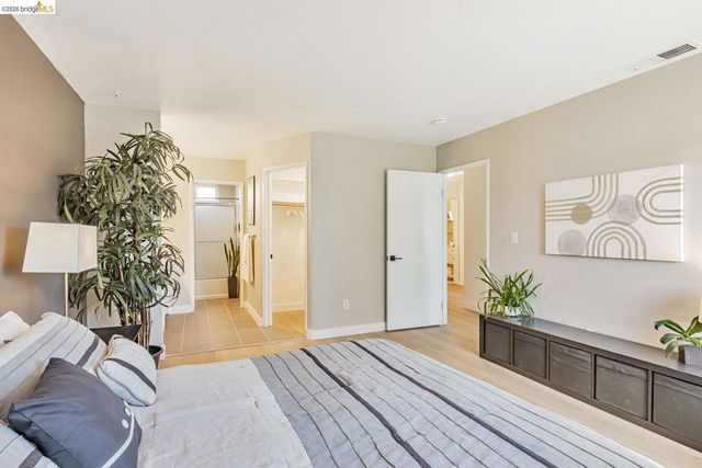 16 Town Sq PL, Oakland, CA 94603
