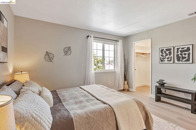 16 Town Sq PL, Oakland, CA 94603