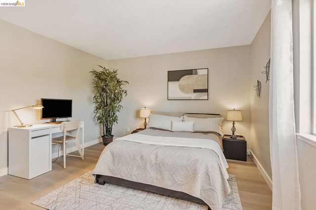 16 Town Sq PL, Oakland, CA 94603