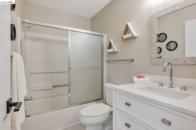 16 Town Sq PL, Oakland, CA 94603