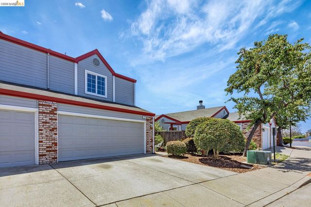 16 Town Sq PL, Oakland, CA 94603