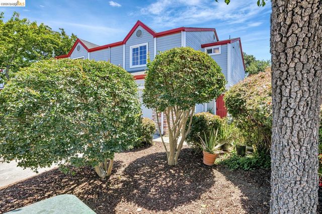 16 Town Sq PL, Oakland, CA 94603
