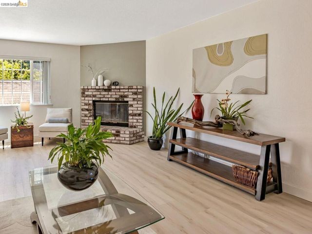 16 Town Sq PL, Oakland, CA 94603