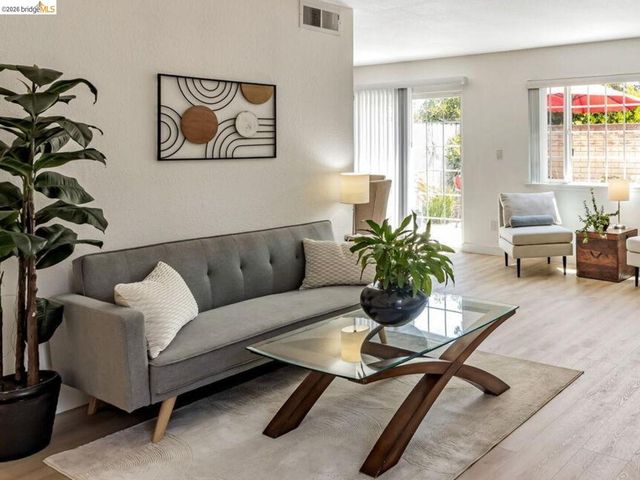 16 Town Sq PL, Oakland, CA 94603