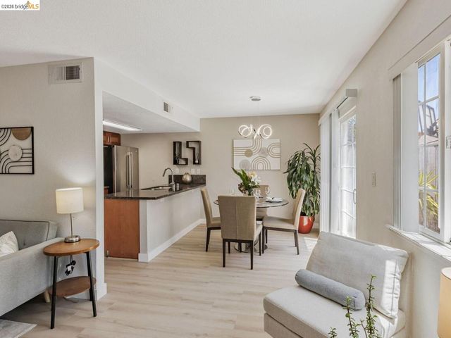 16 Town Sq PL, Oakland, CA 94603