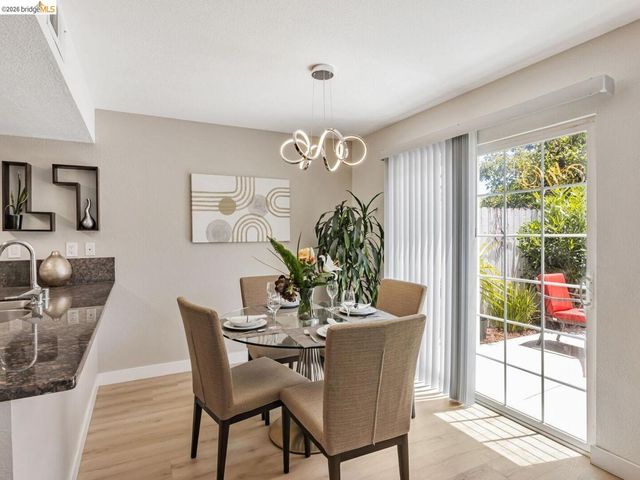 16 Town Sq PL, Oakland, CA 94603