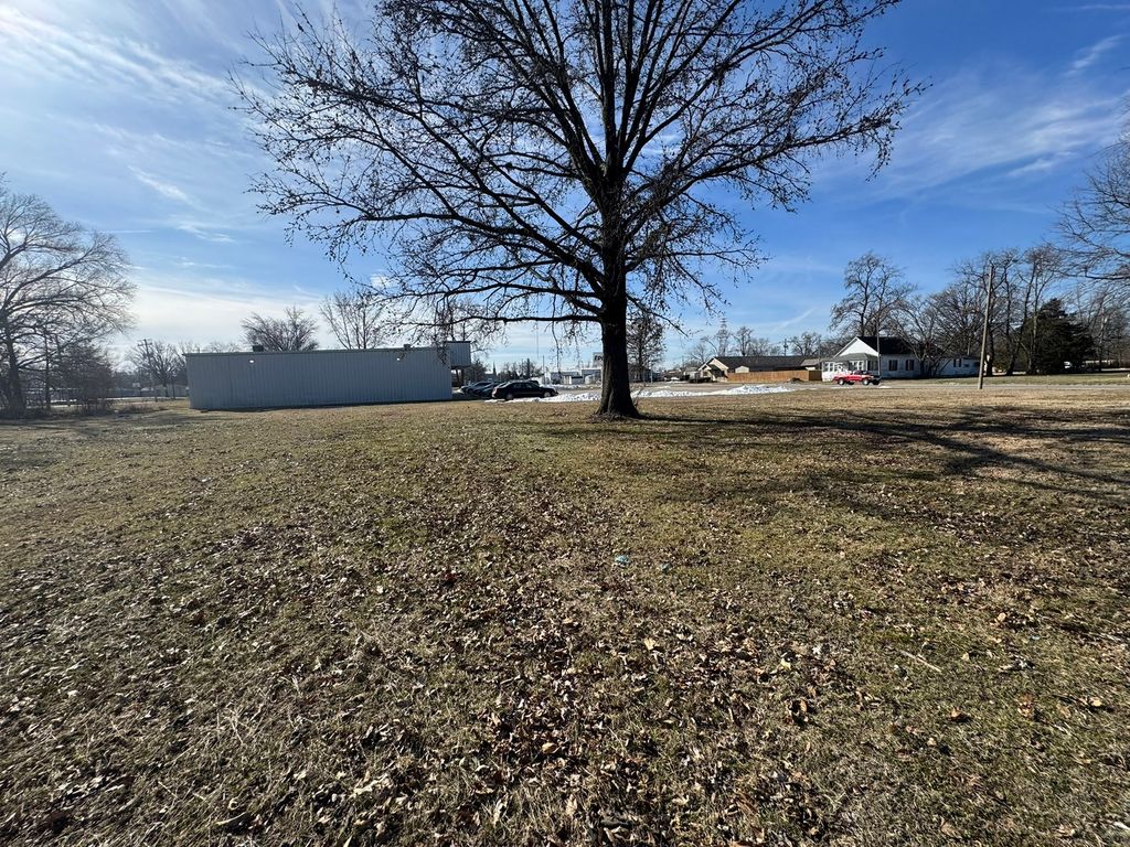 Image 4 of property listing at 823 N Elm Street, Centralia, IL 62801