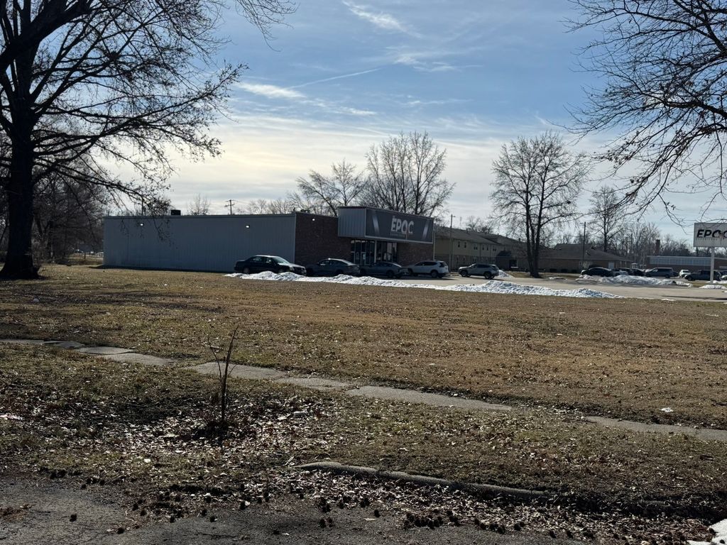 Image 5 of property listing at 823 N Elm Street, Centralia, IL 62801