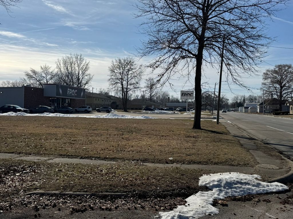 Image 6 of property listing at 823 N Elm Street, Centralia, IL 62801