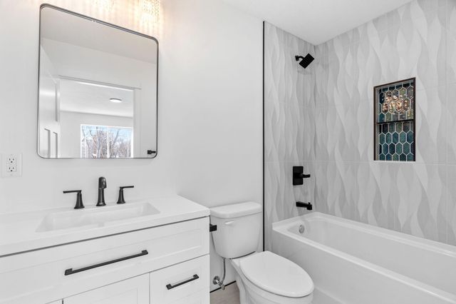 425 W 8th Street 23, New Richmond, WI 54017