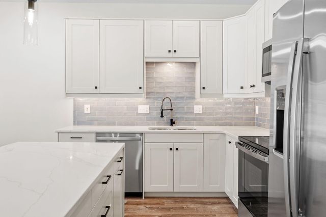 425 W 8th Street 23, New Richmond, WI 54017