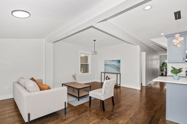 5529 W CORNELIA Avenue, Chicago, IL 60641