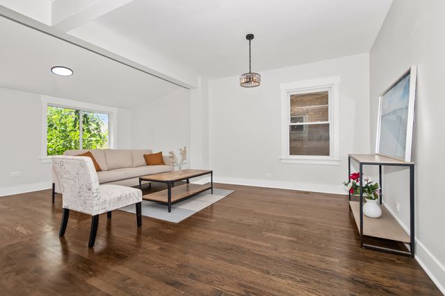 5529 W CORNELIA Avenue, Chicago, IL 60641