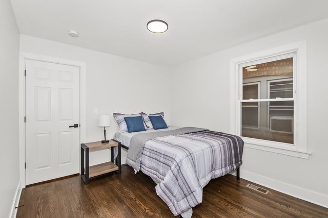 5529 W CORNELIA Avenue, Chicago, IL 60641