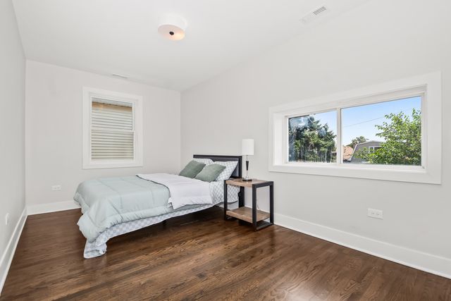 5529 W CORNELIA Avenue, Chicago, IL 60641