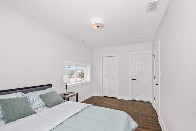 5529 W CORNELIA Avenue, Chicago, IL 60641