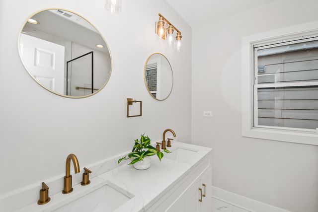 5529 W CORNELIA Avenue, Chicago, IL 60641